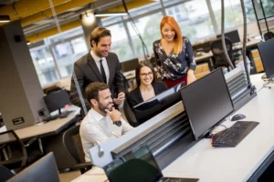 Profesionales implementando la coordinación de actividades empresariales según el RD 171/2004 en una oficina moderna