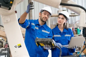 Profesionales con equipos de protección individual revisando documentación técnica y requisitos CAE durante una inspección en entorno industrial