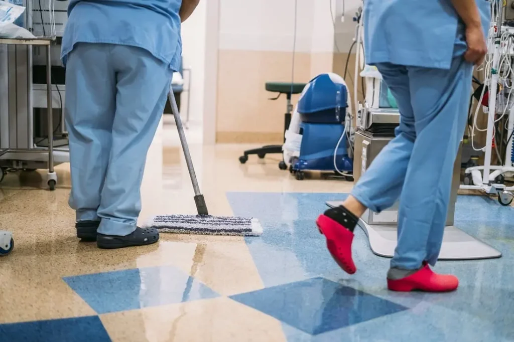Personal de limpieza realizando labores de mantenimiento en un hospital como ejemplo de CAE en el ámbito sanitario