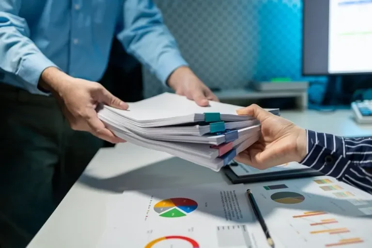 Infografía mostrando documentos CAE obligatorios para empresas contratistas: ITA, certificados de Seguridad Social, evaluación de riesgos y pólizas de seguro