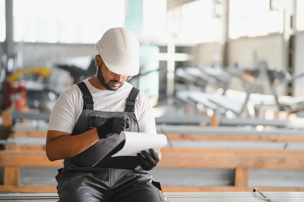 Infografía de documentos CAE del trabajador mostrando certificado médico, formación PRL, EPIs y autorizaciones específicas con iconos de trabajadores y documentos