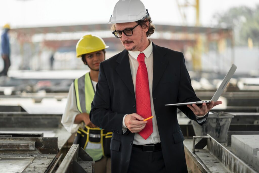 El inspector de trabajo controlando las instalaciones y el trabajo de los empleados en obra