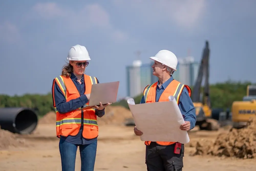 Coordinador de seguridad y salud revisando plan de prevención en construcción