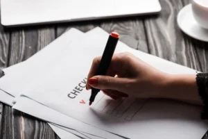 Documento de planificación de la actividad preventiva sobre mesa con checklist de medidas de seguridad, cronograma y responsables asignados
