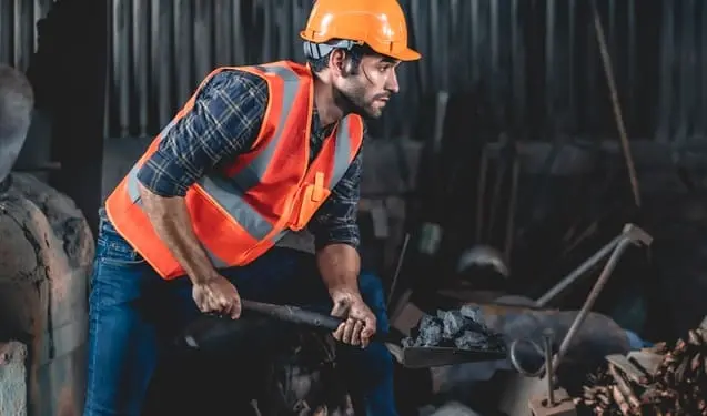 Trabajadores de profesiones de riesgo en España: bombero, policía local y obrero de construcción en sus puestos de trabajo