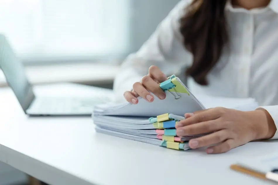 Profesional usando software CAE para digitalización de coordinación de actividades empresariales en entorno industrial español