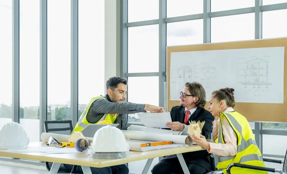 Técnico de prevención realizando evaluación de riesgos laborales con checklist en oficina moderna