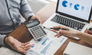Dashboard ROI software gestión CAE mostrando cálculo inversión 525% retorno primer año con gráficos ahorro tiempo empresas españolas