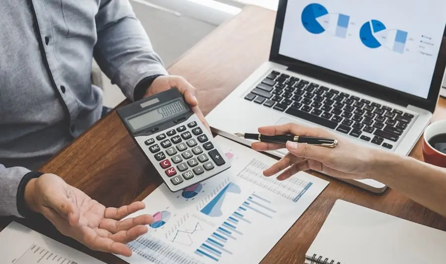 Dashboard ROI software gestión CAE mostrando cálculo inversión 525% retorno primer año con gráficos ahorro tiempo empresas españolas