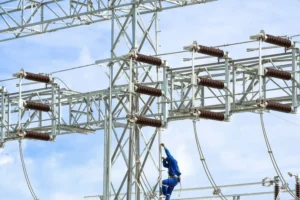 Real Decreto 614/2001 sobre riesgo eléctrico - Guía completa para empresas con trabajador con casco y guantes dieléctricos