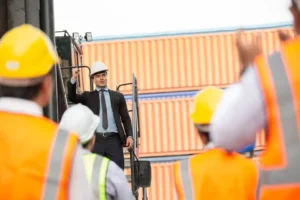 Empresario consultando la guía para solicitar el certificado de contratistas y subcontratistas en la sede electrónica de la AEAT