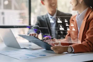 Responsable de prevención de riesgos utilizando plataforma CAE digital en pyme industrial española