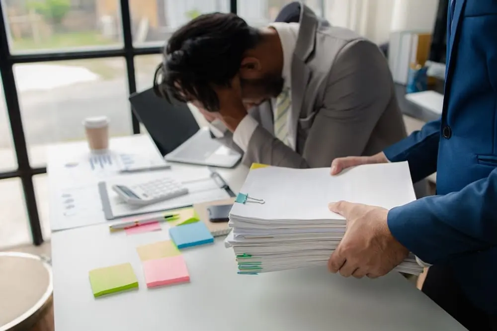 Profesional de prevención de riesgos laborales desesperado por volumen de gestión documental