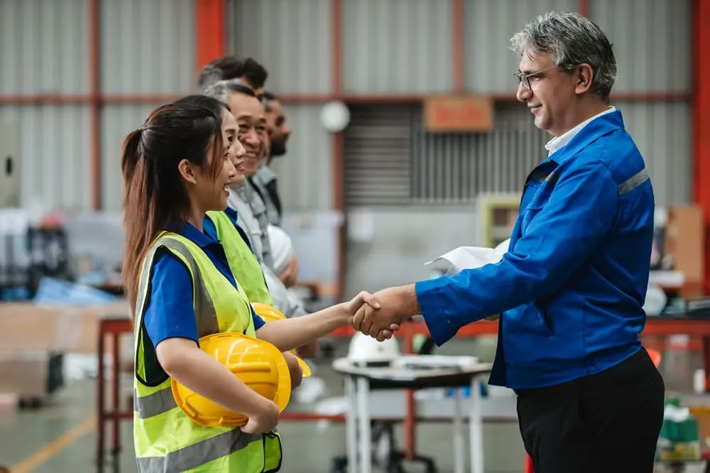 Equipo de profesionales revisando documentación para precalificación de proveedores en seguridad laboral