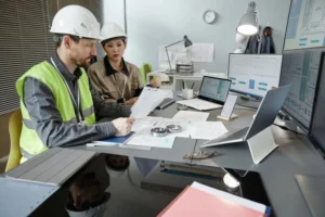 "Inspector de seguridad realizando auditoría CAE en planta industrial"