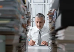 Técnico de prevención usando software de coordinación de actividades empresariales en tablet en obra industrial