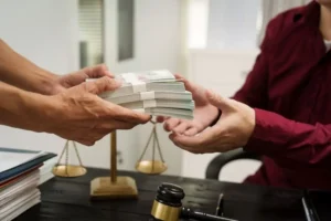 Empresario preocupado revisando documentación de Coordinación de Actividades Empresariales tras recibir notificación de multa por incumplimientos en prevención de riesgos laborales