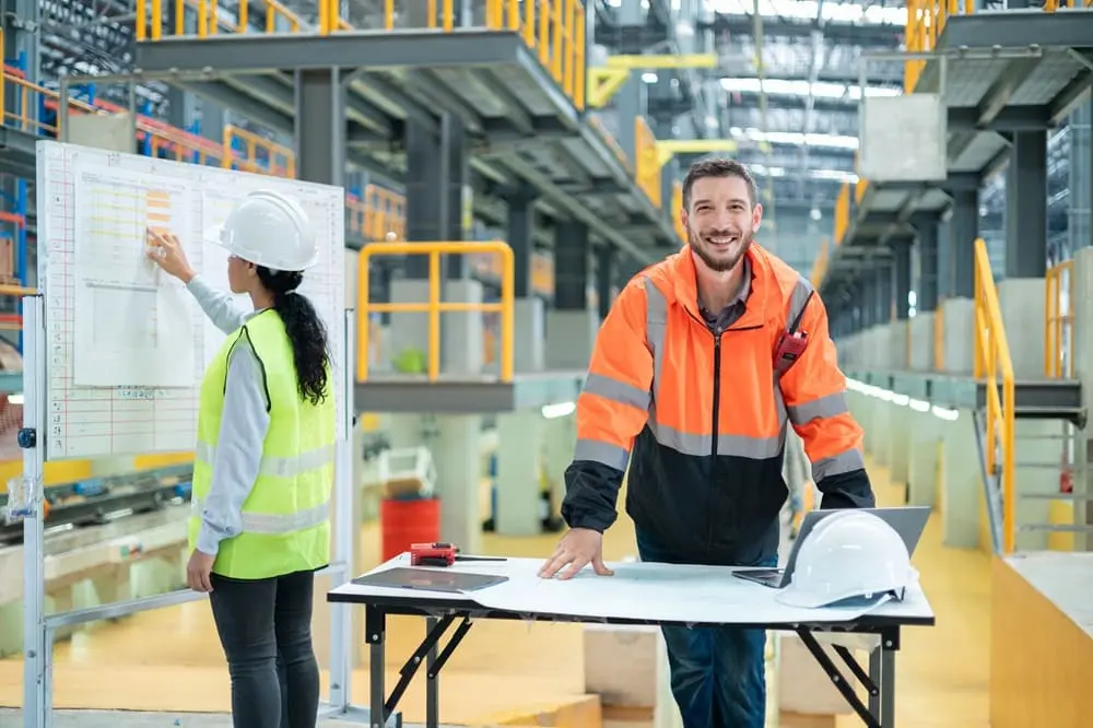 Ejemplos de coordinación de actividades empresariales en centro de trabajo industrial con múltiples contratistas