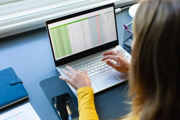 Responsable de prevención de riesgos laborales trabajando con Excel para gestión CAE de contratistas mostrando hojas de cálculo con datos