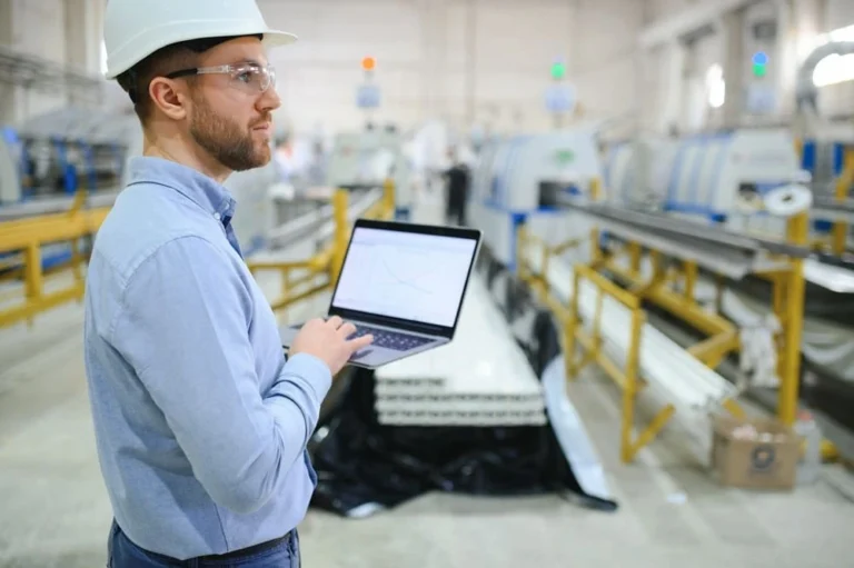 Técnico industrial utilizando una plataforma CAE para la gestión de contratistas y prevención de riesgos laborales en una planta industrial en España