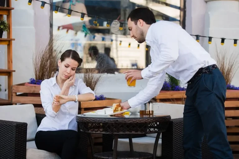 Camareros trabajando en restaurante aplicando jornada especial de hostelería según Real Decreto 1561/1995