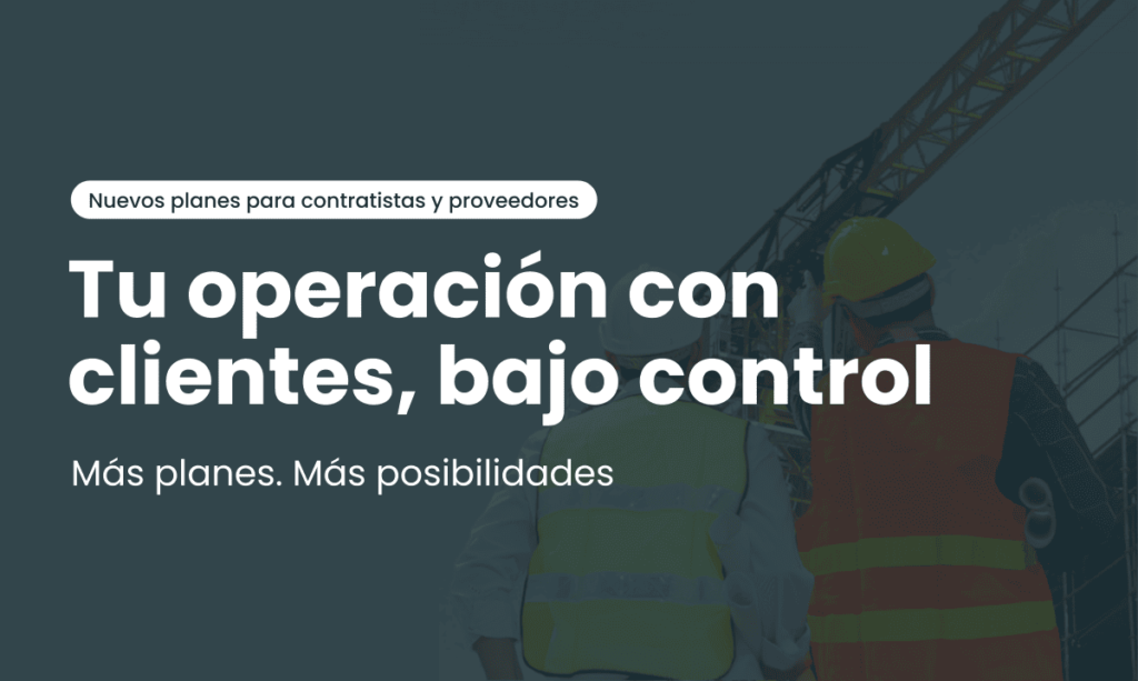 Trabajadores de construcción con cascos y chalecos reflectantes en una obra, junto a una grúa, ilustrando los nuevos planes de Twind para contratistas y proveedores