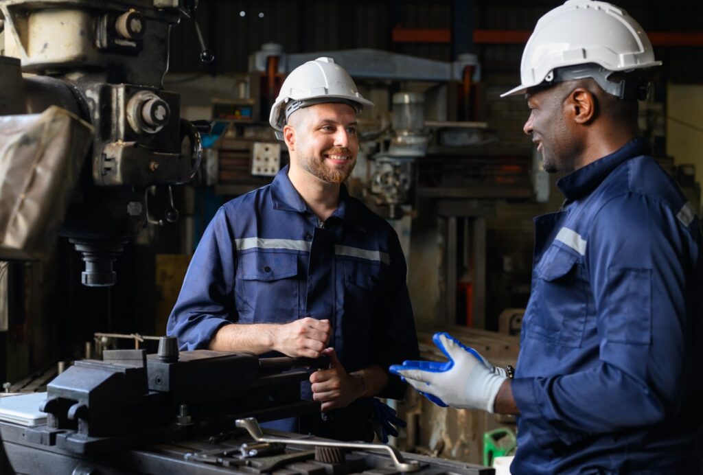 Equipo de dos ingenieros industriales con uniforme de seguridad