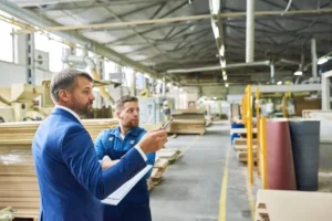 Consulente sicurezza lavoro durante sopralluogo aziendale per valutazione rischi e redazione DVR secondo D.Lgs 81/08