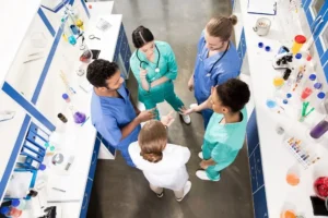 Personale sanitario utilizza tablet con software twind.io per gestire i rischi biologici in ospedale con dashboard di monitoraggio sicurezza