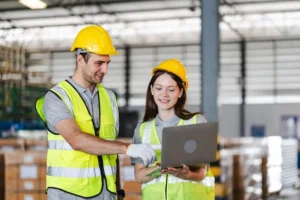 Operatori industriali utilizzano tablet per controllo digitale documenti fornitori in stabilimento