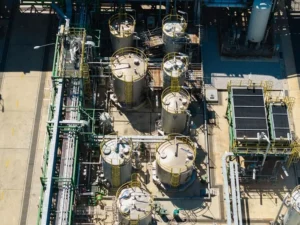 Stabilimento industriale italiano soggetto alla normativa Seveso III con serbatoi di sostanze pericolose e sistemi di sicurezza