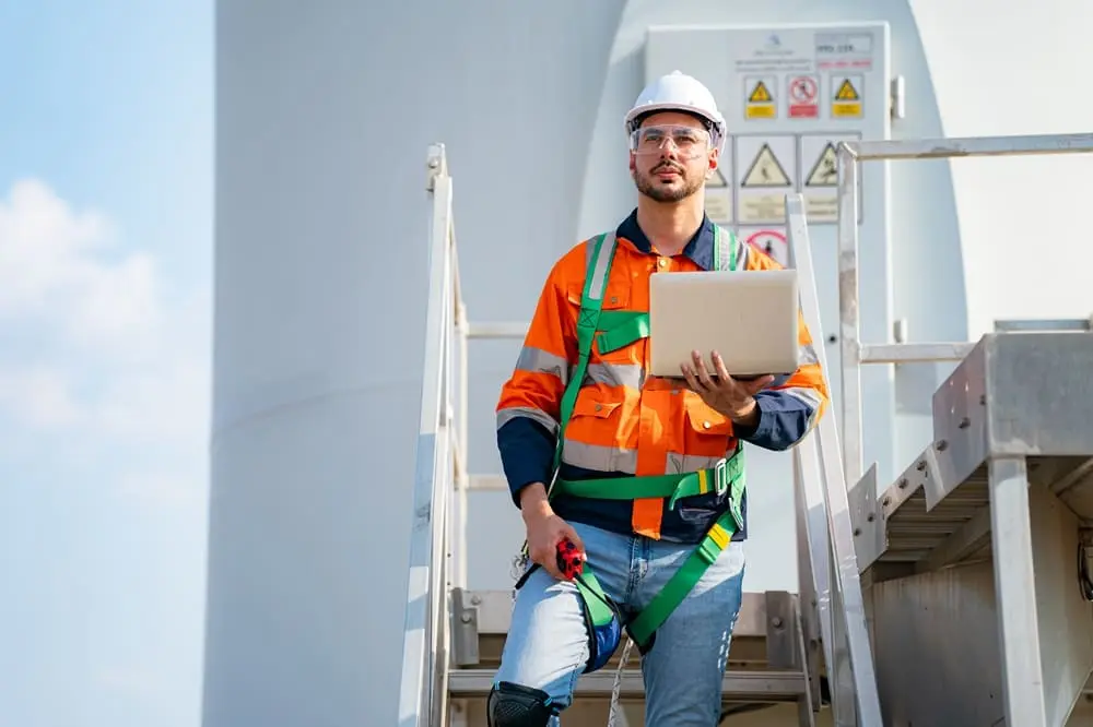 Operaio con casco e DPI che simboleggia la salute e sicurezza sul lavoro secondo il D.Lgs 81/2008 in cantiere