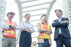 Team di professionisti della sicurezza che pianifica l'implementazione di un sistema di gestione della sicurezza SGSL in azienda italiana