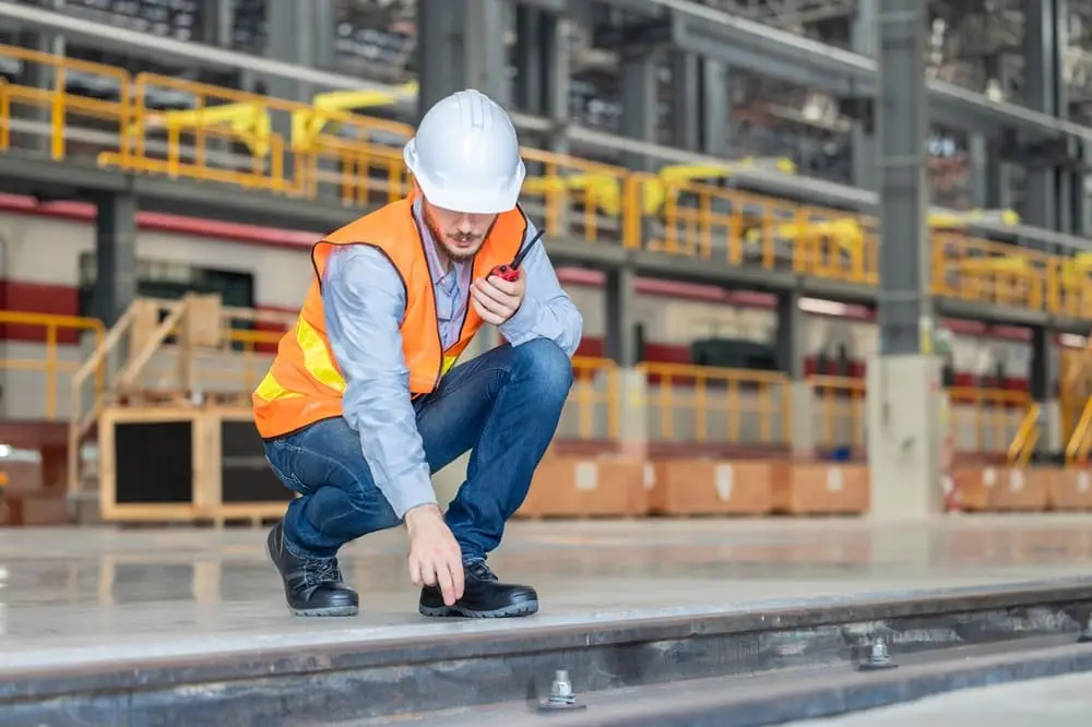 Organi vigilanza sicurezza sul lavoro: ispettore ASL controlla posto di lavoro con checklist per garantire conformità normativa D.Lgs 81/2008