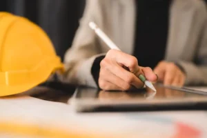 Responsabile aziendale verifica documenti DURC con appaltatore per protezione responsabilità solidale negli appalti industriali