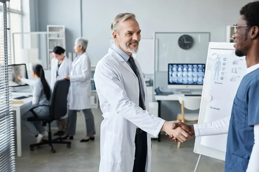 Medico competente utilizza software gestionale per sorveglianza sanitaria su tablet in ambiente industriale