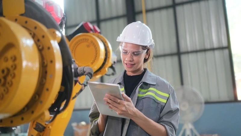 Lavoratrice della sicurezza eseguendo una ispezione in azienda