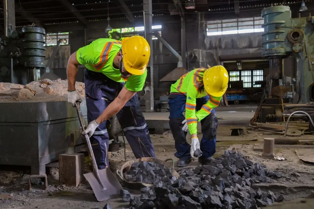 Trabajadores utilizando equipos de protección personal según normativa DS 594 en ambiente industrial