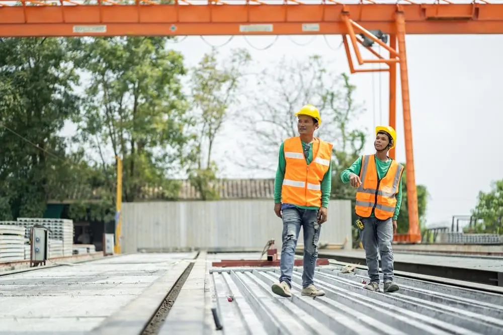 Trabajadores industriales con equipo de seguridad inspeccionando instalaciones para cumplimiento NOM-035 STPS en México