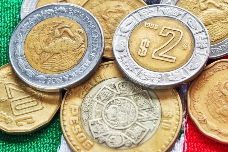 Monedas de pesos mexicanos representando las multas y sanciones REPSE 2026 que pueden alcanzar hasta 5.8 millones de pesos por incumplimiento
