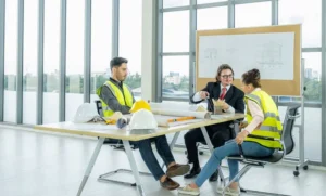 Empresário analisando consequências legais do incumprimento de obrigações de segurança e saúde no trabalho em Portugal