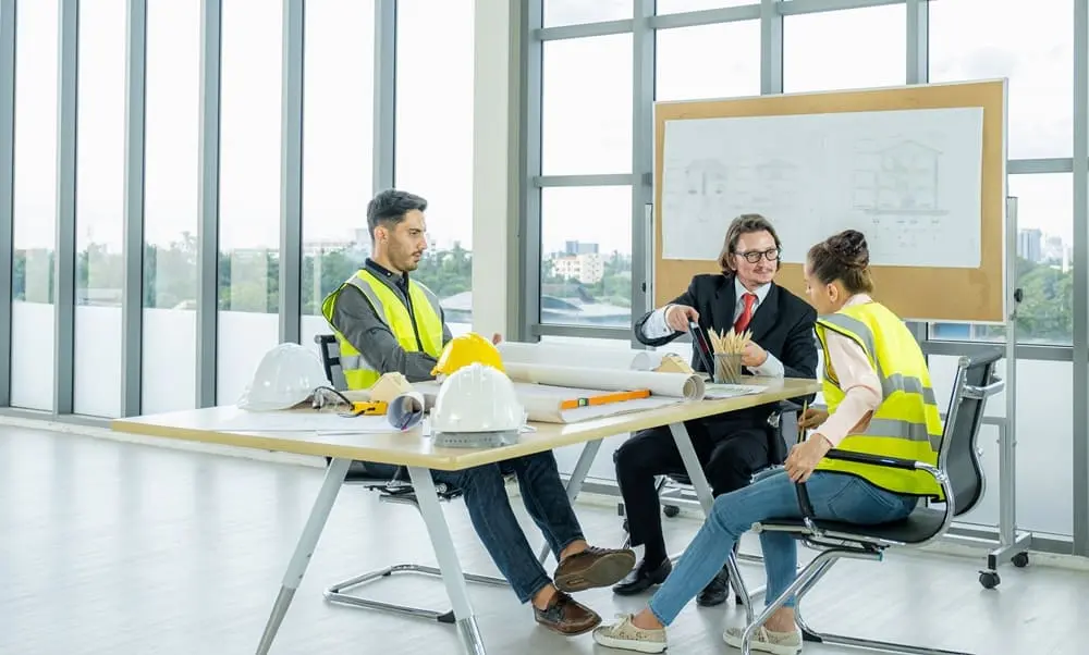 Empresário analisando consequências legais do incumprimento de obrigações de segurança e saúde no trabalho em Portugal