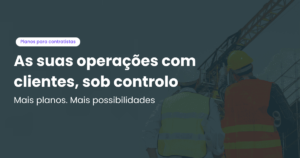 Trabalhadores de empresas externas com capacetes e coletes refletores numa obra, ilustrando os planos do Twind para empresas externas e fornecedores